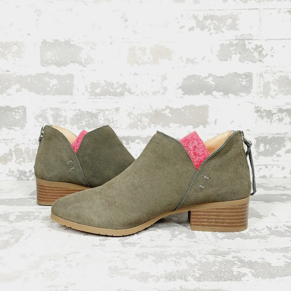 NEW Kenneth Cole Reaction Side Skip Olive Green Suede Low Heel Ankle Boots W933